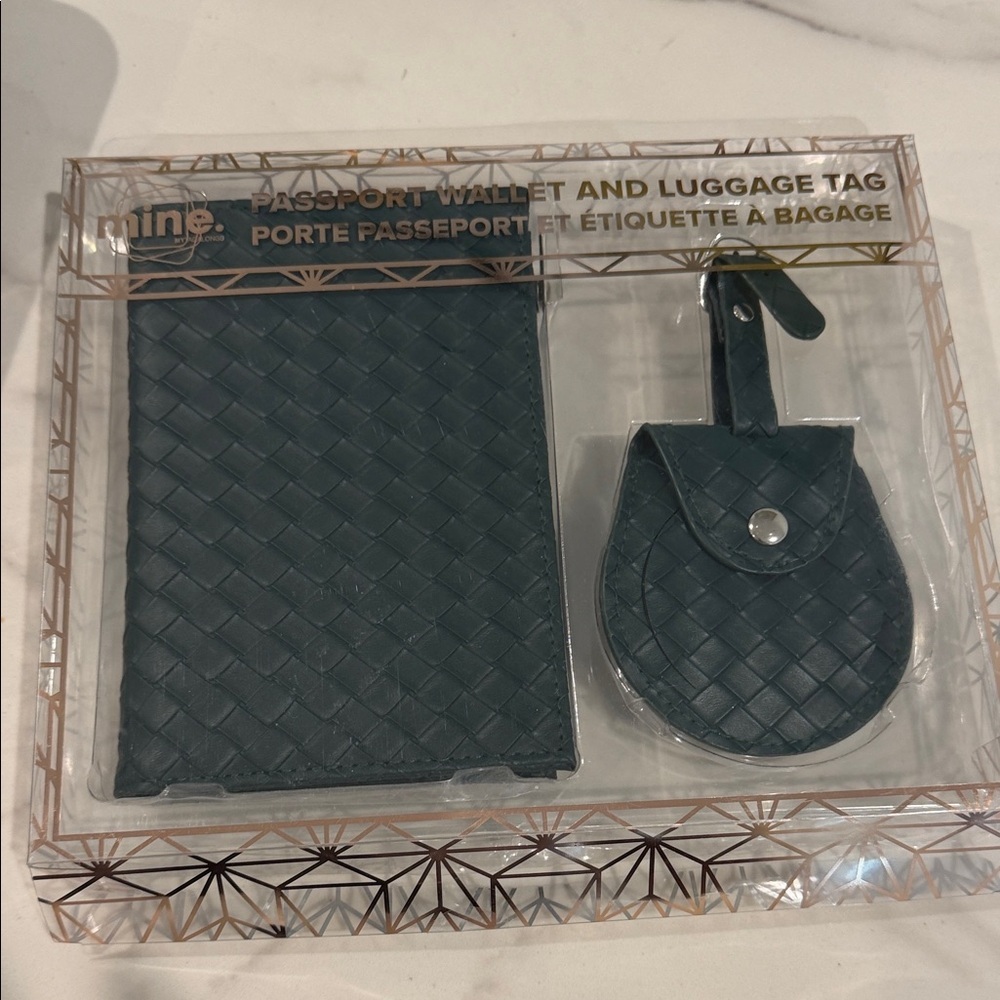 Mine. Passport Wallet and Luggage Tag Set in Dark Green